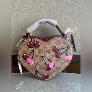NWT！COACH HEART CROSSBODY BAG IN SIGNATURE CANVAS WITH CHERRY PRINT（COACH CY706）